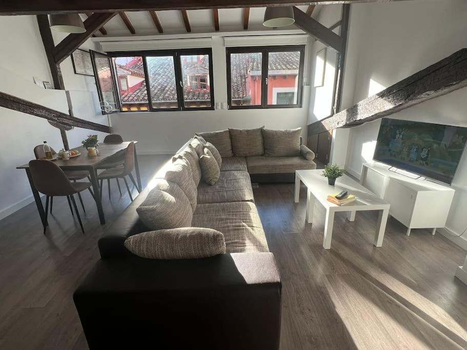 شقة لوغرونيو  في Old Town Loft - Cathedral Views. المظهر الخارجي الصورة