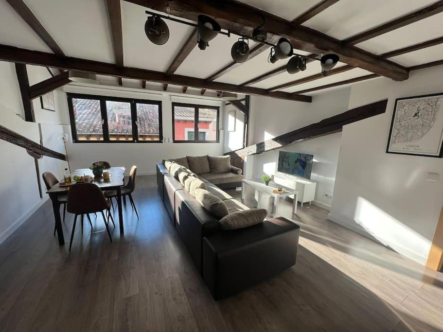 شقة لوغرونيو  في Old Town Loft - Cathedral Views. المظهر الخارجي الصورة